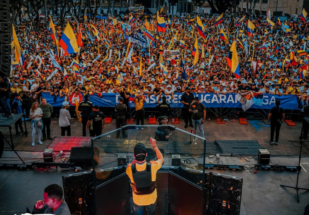 Concentración ciudadana con banderas de Colombia en acto de campaña
